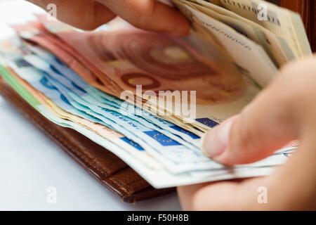 Frau Braun Leder Brieftasche voller Euro-Banknoten zu öffnen Stockfoto