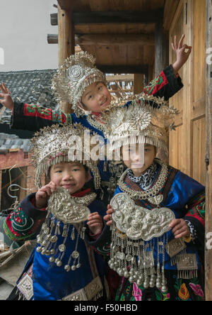 Drei Freunde, langen Rock Miao-Mädchen in traditioneller Kleidung, Langde Shang Miao Dorf, Guizhou Provinz, China Stockfoto