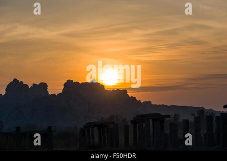 Sonnenaufgang über einen namenlosen Tempel, ein Teil der Ruinen der ehemaligen vijayanagara Empire, die in 1336 durch Harihara hergestellt wurde Stockfoto