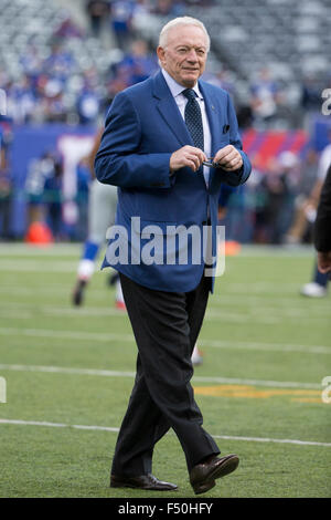 East Rutherford, New Jersey, USA. 25. Oktober 2015. Dallas Cowboys Besitzer Jerry Jones sieht während der Warm-ups vor dem NFL-Spiel zwischen den Dallas Cowboys und die New York Giants im MetLife Stadium in East Rutherford, New Jersey auf. / Alamy Live News Bildnachweis: Cal Sport Media/Alamy Live-Nachrichten Stockfoto