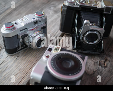 Eine Sammlung von Vintage und Retro Blick Film-Kameras Stockfoto