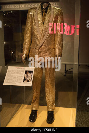 Glänzend gold Anzug getragen von Elvis Presley befindet sich in die & Rock'n'Roll Hall Of Fame in Cleveland, Ohio Stockfoto