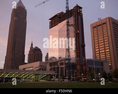 Innenstadt von Cleveland Skyline hinter dem Huntington Convention Center Stockfoto