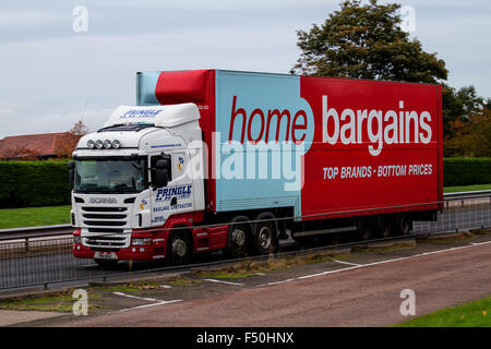 Home Schnäppchen Sattelschleppers Reisen entlang der Kingsway West Schnellstraße in Dundee, Großbritannien Stockfoto