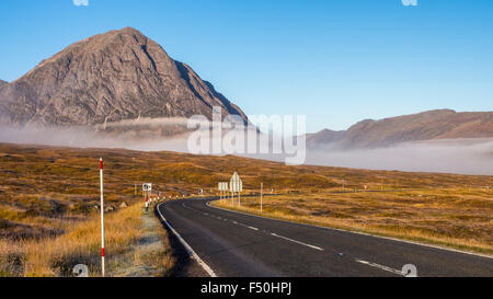 Die Straße durch Glencoe, frühen Morgennebel in das Tal auf einen sonnigen Herbst moring Stockfoto