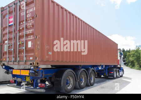 Rückansicht eines Shipping Container Lkw auf Brückenwaage Stockfoto