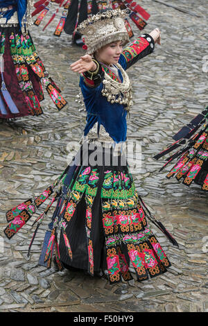 Langer Rock Miao Tänzer Twiring Arouond, Langde Shang Miao Dorf, Guizhou Provinz, China Stockfoto