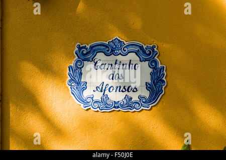 Ein blau-weißes Schild mit dem Namen des Haus am Eingang eines Gebäudes in der Hauptstadt von Goa, ehemalige portugiesische Stockfoto