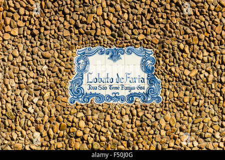 Ein blau-weißes Schild mit dem Namen des Haus am Eingang eines Gebäudes in der Hauptstadt von Goa, ehemalige portugiesische Stockfoto