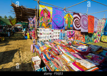 Viele verschiedene Güter wie kunstvoll gestalteten Decken und bedsheeds sind für den Verkauf an den wöchentlichen Flohmarkt vorgestellt Stockfoto