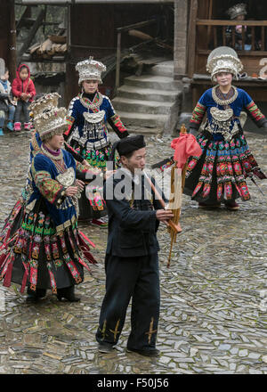 Langer Rock Miao-Frauen tanzen mit einer Lusheng Spieler, Langde Shang Miao Dorf, Guizhou Provinz, China Stockfoto