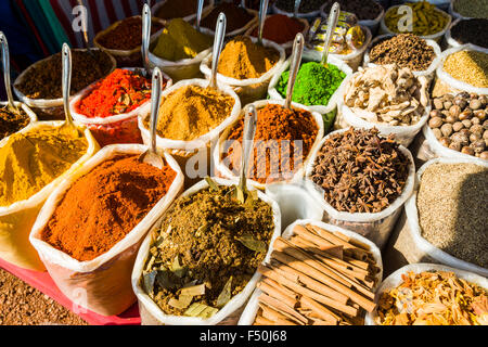 Viele verschiedene Güter wie typische indische Gewürze und Curries sind in Beuteln zum Verkauf präsentiert bei der wöchentlichen Flohmarkt Stockfoto