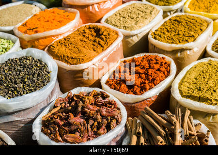 Viele verschiedene Güter wie typische indische Gewürze und Curries sind in Beuteln zum Verkauf präsentiert bei der wöchentlichen Flohmarkt Stockfoto