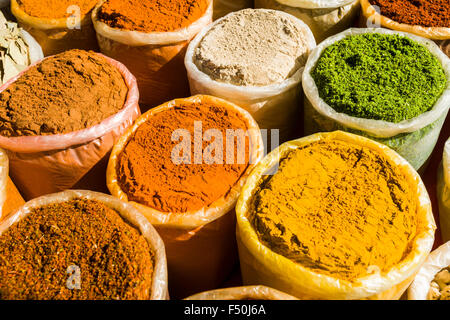 Viele verschiedene Güter wie typische indische Gewürze und Curries sind in Beuteln zum Verkauf präsentiert bei der wöchentlichen Flohmarkt Stockfoto