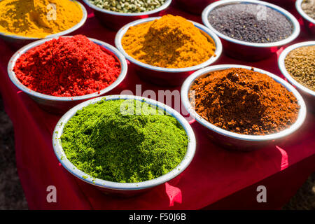 Viele verschiedene Güter wie typische indische Gewürze und Curries sind in Beuteln zum Verkauf präsentiert bei der wöchentlichen Flohmarkt Stockfoto