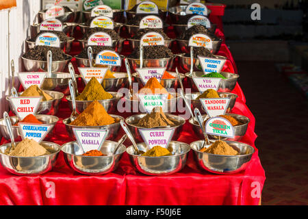 Viele verschiedene Güter wie typische indische Gewürze und Curries sind in Beuteln zum Verkauf präsentiert bei der wöchentlichen Flohmarkt Stockfoto