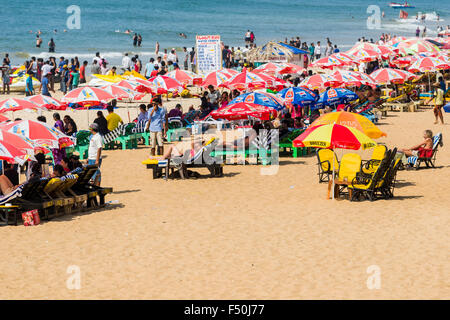 Der Calangute Strand mit Sonnenschirmen, weißem Sand und blauem Meer ist einer der berühmten Strände in der ehemaligen portugiesischen Kolonie Goa Stockfoto