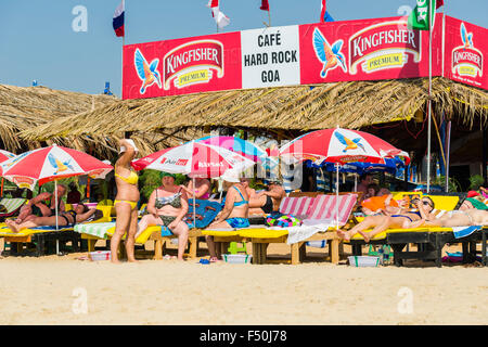 Eine Hütte namens 'Cafe hard rock Goa'und einige Touristen am Calangute Beach Stockfoto