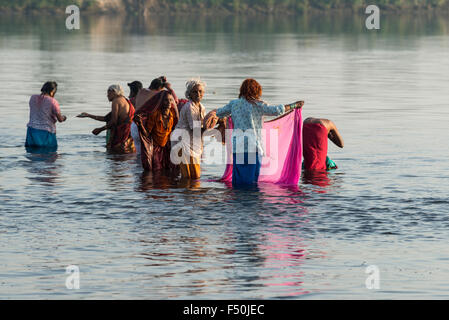 Eine Gruppe von Pilgern ist die Badewanne im heiligen Fluss Yamuna Stockfoto