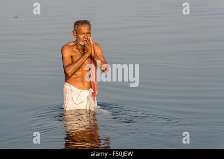 Ein männlicher Pilger, Mann, ist die Badewanne und betet im heiligen Fluss Yamuna Stockfoto