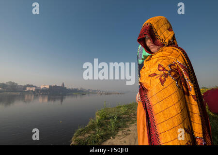 Eine Frau Pilgrim, Frau, trocknet Ihr sari nach der Badewanne und betet im heiligen Fluss Yamuna Stockfoto