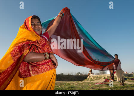 Eine Frau Pilgrim, Frau, trocknet Ihr sari nach der Badewanne und betet im heiligen Fluss Yamuna Stockfoto