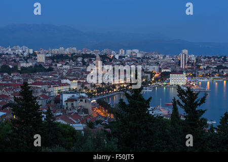 Blick auf die historische Altstadt von Split und darüber hinaus von oben in Kroatien während der blauen Stunde. Stockfoto