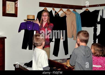 Lancaster, Pennsylvania: Dozent erklärt Amish Kinderbekleidung zu einer Gruppe von Jugendlichen im Amish & Bauernhaus Museum Stockfoto