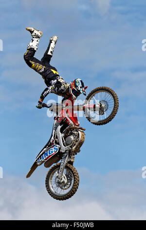 Bolddog Lings Freestyle Motocross Display Team der 2014 Great Dorset Steam Fair, Tarrant Hinton, Vereinigtes Königreich. Stockfoto