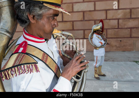 Ein Musiker der Brass Band in Uniform spielt eine Tuba Stockfoto