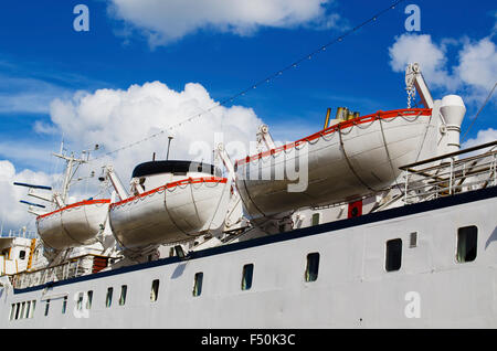 Rettungsboote an Bord Stockfoto