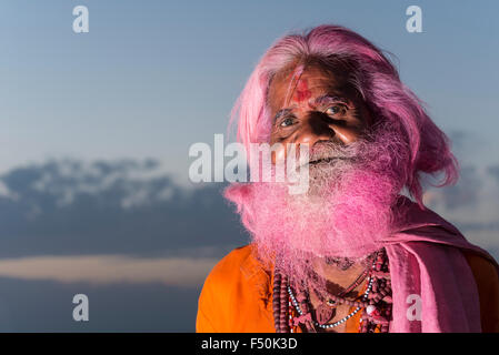 Porträt eines alten Mannes, der seine meist grauen Bart farbige Rosa im Holi Festival erhielt Stockfoto