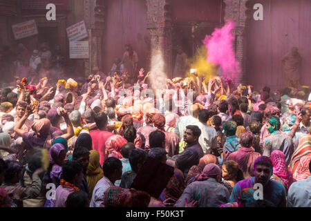 Hunderte von Gläubigen feiern Holi Festival weitgehend durch das Werfen von colorpowder und Wasser in der Barke bihari Temple Stockfoto