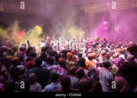 Hunderte von Gläubigen feiern Holi Festival weitgehend durch das Werfen von colorpowder und Wasser in der Barke bihari Temple Stockfoto