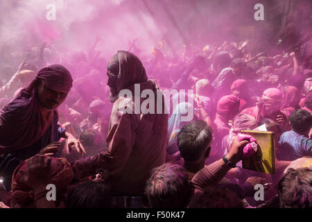 Hunderte von Gläubigen feiern Holi Festival weitgehend durch das Werfen von colorpowder und Wasser in der Barke bihari Temple Stockfoto