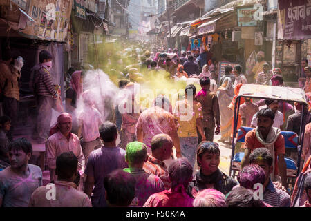 Tausende von Gläubigen feiern Holi Festival weitgehend durch das Werfen von colorpowder und Wasser in den Straßen Stockfoto