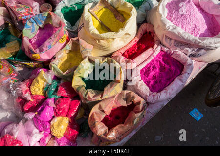 Colorpowder in kleine Plastiktüten für Verkauf ist Holi Festival in den Straßen zu spielen Stockfoto