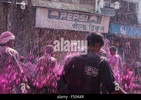Tausende von Gläubigen feiern Holi Festival weitgehend durch das Werfen von colorpowder und Wasser in den Straßen Stockfoto