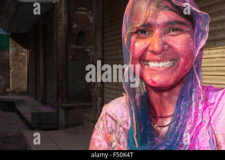 Porträt einer von Tausenden von Gläubigen, die Feiern Holi Festival weitgehend durch das Werfen von colorpowder und Wasser in der Stockfoto