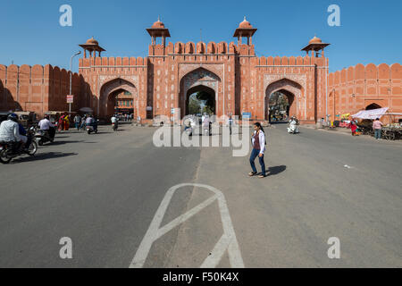Die ajmeri Tor ist einer der Haupteingänge der alten ummauerten Pink City Stockfoto