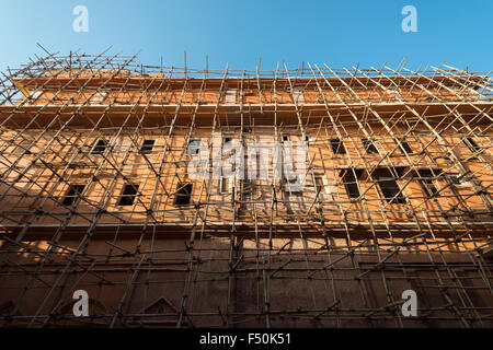 Ein Bambus Gerüst für die Sanierung eines Gebäudes der alten ummauerten Pink City Stockfoto