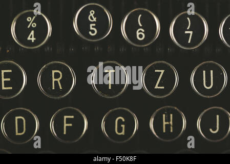 Retro Vintage Schreibmaschine Schlüssel Detail getönten, hautnah mit Tiefenschärfe, Ansicht von oben, dass alte Maschine Schreibmaschinentastatur verwendet. Stockfoto