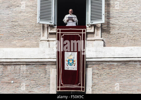 Vatikanstadt, Vatikan. 25. Oktober 2015. Papst Francis liefert Angelusgebet am Sonntag aus dem Fenster des Apostolischen Palastes mit Blick auf dem Petersplatz nach einer heiligen Messe für die 14. ordentliche Generalversammlung der Bischofssynode im Petersdom im Vatikan. Bildnachweis: Giuseppe Ciccia/Pacific Press/Alamy Live-Nachrichten Stockfoto