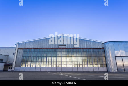 Großen Flugzeughangar für Flugzeuge Stockfoto