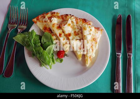 einige Scheiben von Pizza auf Teller im restaurant Stockfoto