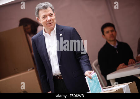 Bogota, Kolumbien. 25. Oktober 2015. Kolumbiens Präsident Juan Manuel Santos wirft seine Stimme bei den regionalen Wahlen in Bolivar-Platz in Bogota, Kolumbien, am 25. Oktober 2015. Die regionalen Wahlen werden am Sonntag durchgeführt, wo Bürger Gouverneure, Abgeordnete von Abteilungs-Baugruppen, Bürgermeister und Gemeinderäte der lokalen Verwaltungsräte wählen. Bildnachweis: Jhon Paz/Xinhua/Alamy Live-Nachrichten Stockfoto