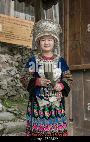 Traditionelle Begrüßung Langde Shang Miao Dorf, Guizhou Provinz, China Stockfoto