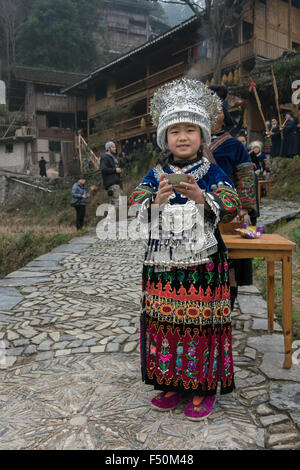 Junge lange Rock Miao Mädchen in herkömmlichen Kleidung, "den Weg versperren" Reis Wein Zeremonie, Langde Shang Miao Dorf, Guizhou Provinz Stockfoto