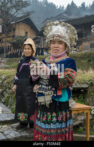 "Den Weg versperren" Reiswein Zeremonie, Langde Shang Miao Dorf, Guizhou Provinz, China Stockfoto