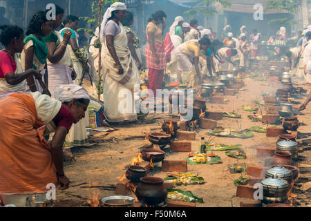 Viele Frauen, 3,5 Millionen insgesamt, sind Kochen Prasad auf offenem Feuer in den belebten Straßen während der pongala Festival Stockfoto